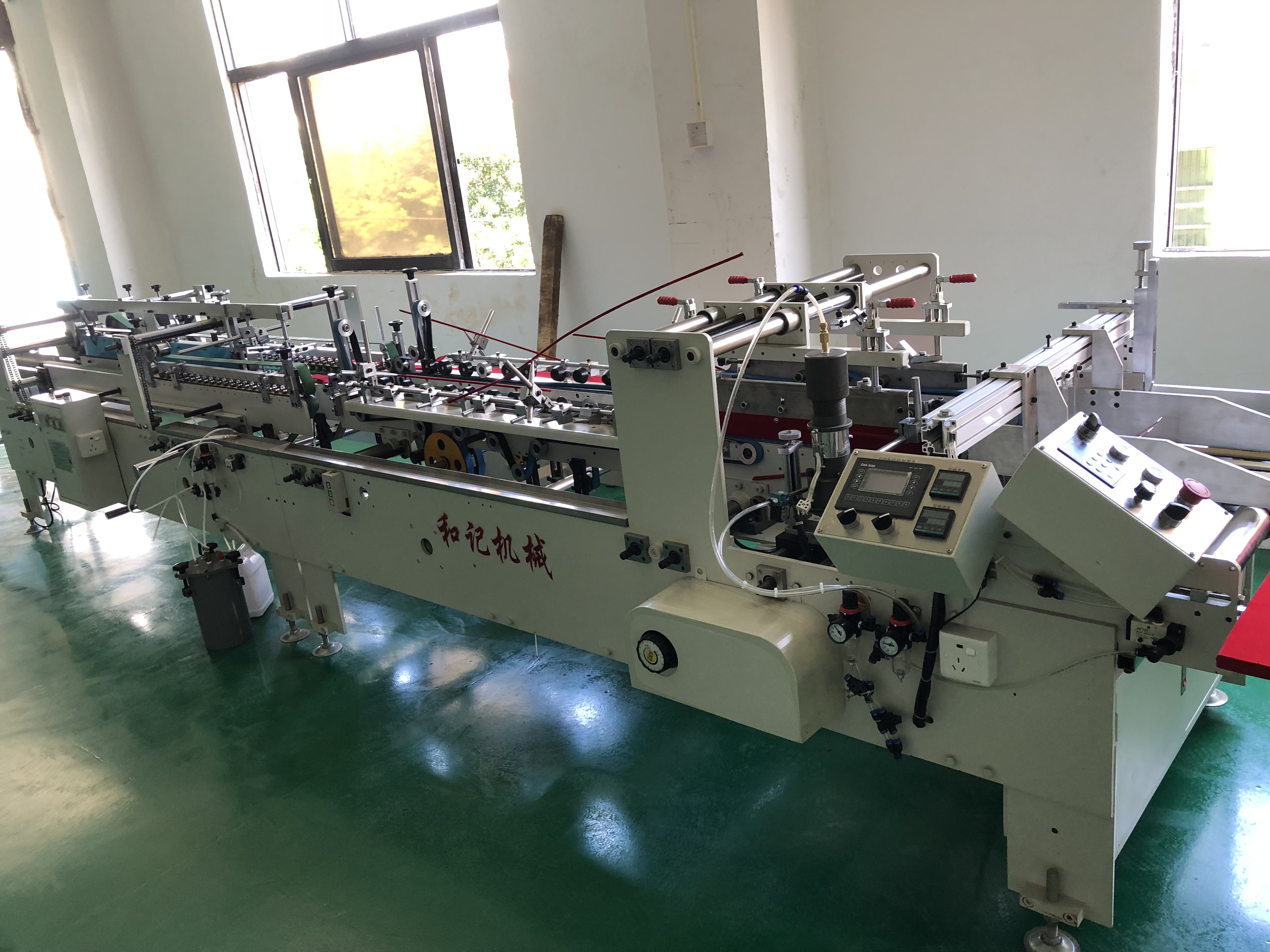 膠(jiao)盒折(she)邊機(ji)