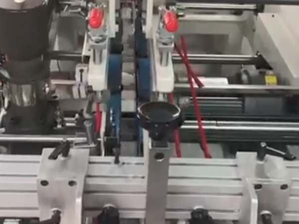 東莞(wan)全自動(dong)膠盒機(ji)生産