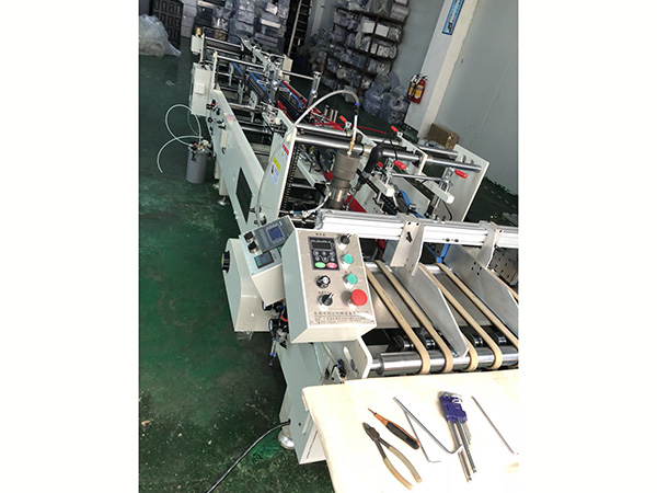 和記機(ji)械專業(ye)生産透(tou)明折盒(he)全自動(dong)粘盒機(ji)全自動(dong)pvc膠盒糊(hu)盒機PVC/PET/PP等(deng)粘接膠(jiao)盒機