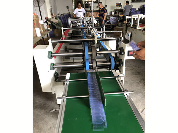 和記機(ji)械專業生(sheng)産透明折(she)盒全自動(dong)粘盒機全(quan)自動pvc膠盒(he)糊盒機 PUR膠(jiao)盒機