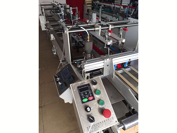 PVC膠(jiao)盒粘(zhan)盒機(ji)貼     高(gao)速自(zi)動