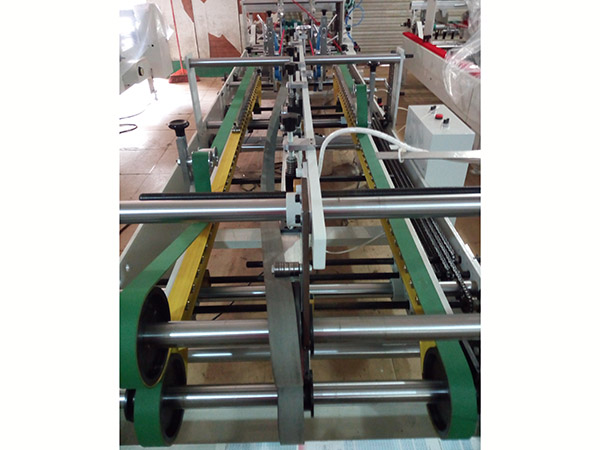 膠邊(bian)折盒機(ji)器