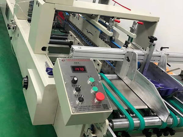 PVC全(quan)自動膠(jiao)盒機