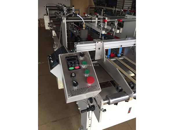 長(zhang)期供應PP透(tou)明膠盒糊(hu)盒機 折盒(he)全自動糊(hu)盒機 PET膠盒(he)折邊機