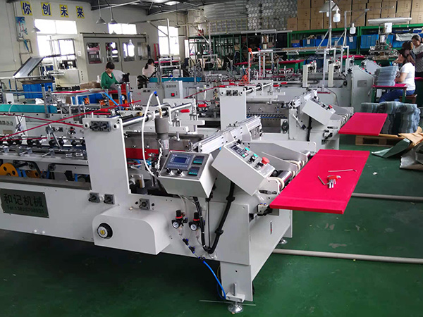 PET膠(jiao)水機  PVC/APET等(deng)材料盒(he)粘接膠(jiao)水機