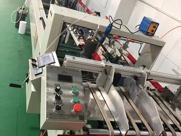 全自動(dong)膠盒機(ji)操作過(guo)程