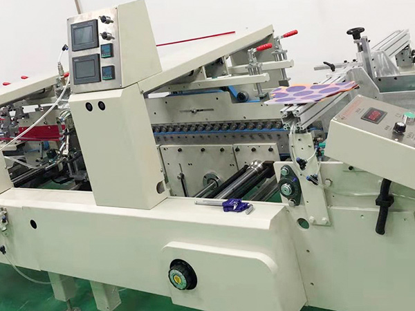 詳(xiang)細介紹(shao)全自動(dong)膠盒機(ji)操作的(de)過程？