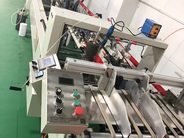 廠家(jia)直銷(xiao) 全自(zi)動pvc膠(jiao)盒糊(hu)盒機(ji) 透明(ming)折盒(he)折邊(bian)機 全(quan)自動(dong)高速(su)粘盒(he)機