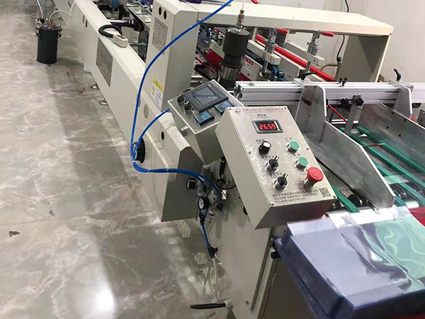 PVC PET膠(jiao)盒機(ji)