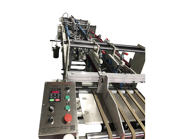 全自(zi)動膠盒(he)機加工(gong)過程中(zhong)注意哪(na)些細節(jie)？